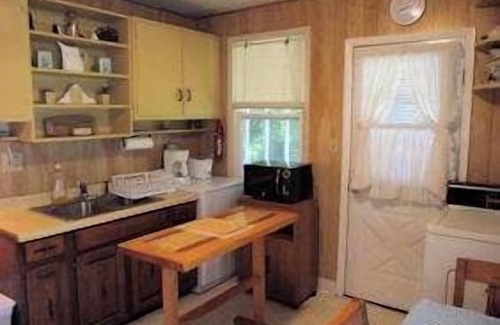 Deep Hole House | Sea Pines -2BR CLOSE TO SHOPPING,SCREENED PORCH, Linens and Towels Provided