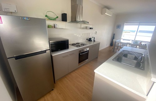 Para Wurlie House | Sea's the Day - Spacious, Sea Glimpses from Balcony!