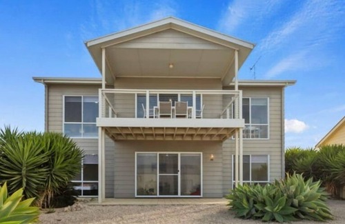 Para Wurlie House | Sea's the Day - Spacious, Sea Glimpses from Balcony!