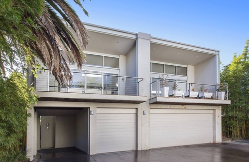 Thirroul House | SEA SALT - Footsteps to Thirroul Beach, Play Park and Anita's Theatre