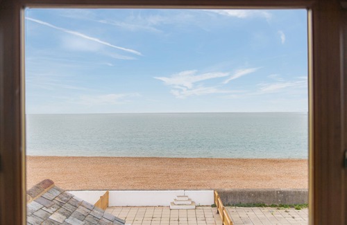 Sandgate House | Sea Spray Cottage by Bloom Stays - a holiday let that sleeps 4 guests in 2 bedrooms
