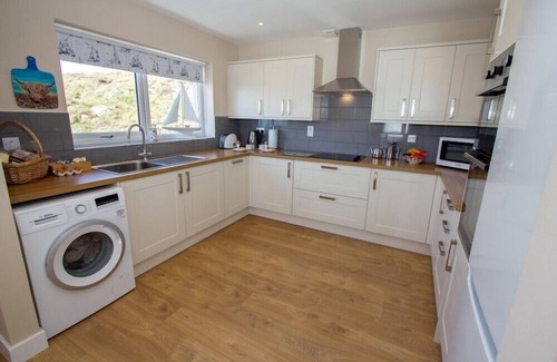 Aisgernis Cottage | SEA SPRAY COTTAGE, family friendly in Daliburgh, Isle Of South Uist
