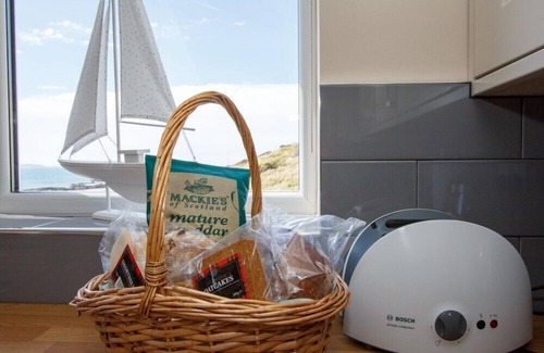 Aisgernis Cottage | SEA SPRAY COTTAGE, family friendly in Daliburgh, Isle Of South Uist