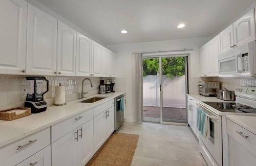 Edgewood Apartment | Sea Star - Popular Newly Renovated 2 bedroom/1 bathroom