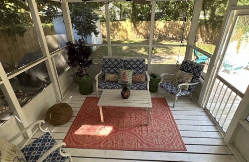 Gulfport Cottage | Sea Turtle Cottage 1 pet friendly charming cottage.