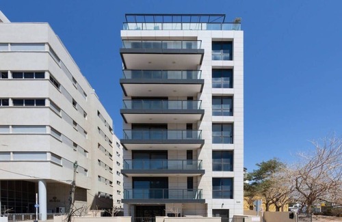 Kerem HaTeimanim Apartment | Sea View 2 BR near Shouk Hacarmel by HolyGuest
