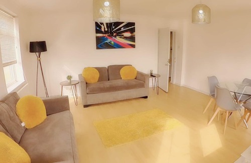 Westcliff-on-Sea Apartment | Sea View Apartment- sleeps 5 Contractors, Relocators and Staycation