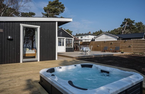 Borrby Cottage | Sea view- direct beach access-Jacuzzi
