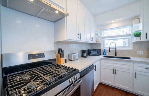 The Strand House | Sea View, Flower Garden, A/c, W/d, Renovated