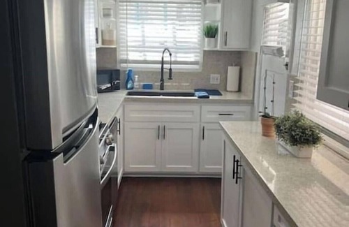 The Strand House | Sea View, Flower Garden, A/c, W/d, Renovated