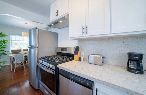 The Strand House | Sea View, Flower Garden, A/c, W/d, Renovated