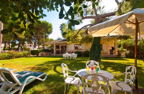 Marina Manresa Villa | Sea View House for 8, huge garden and terraces, just a few metres from the sea