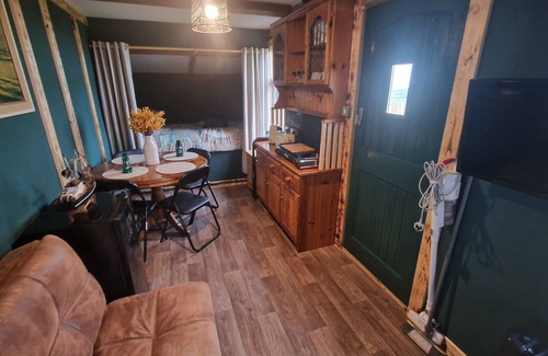 Cylch-Y-Garn Cabin | Sea view hut sleeps 4/6
