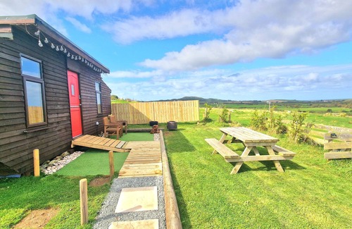Cylch-Y-Garn Cabin | Sea view hut sleeps 4/6