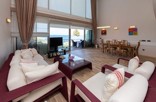 Bodrum City Center Villa | Sea View Loft House w Shared Pool 1 min to Beach
