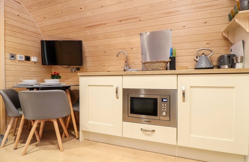 St. Buryan Cottage | SEA VIEW, romantic, with hot tub in St Buryan