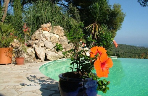 Tourrettes-sur-Loup Villa | Sea views from the pool and from every room at Villa 'Pura Vida'!