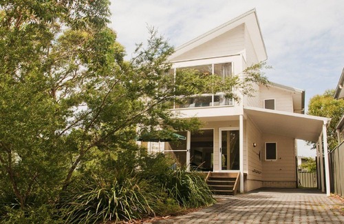 Callala Beach House | Sea Whispers – minutes walk to beach