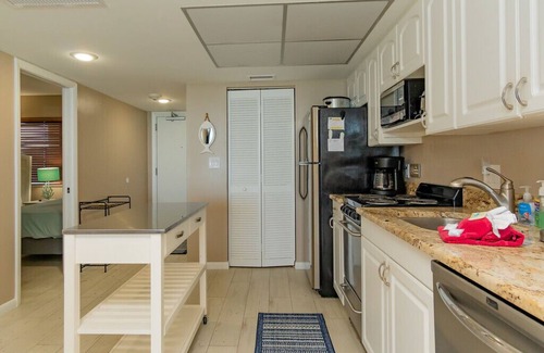 Marco Island Condo | Sea Winds Beachfront Top Floor n Condo 1704