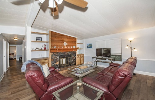 Crawfordville House | "Sea Ya" in Shell Point, FL - Boat Dock, Screened Porch, WiFi, Pets, Pool