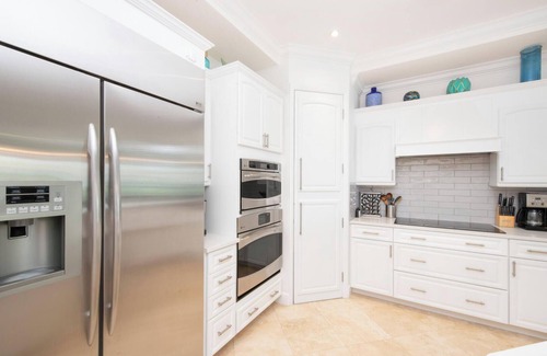 Seven Mile Beach Condo | SeaBreeze #3: Luxe 7 Mile Beach Condo w/Pool, Jacuzzi + Pristine Beach
