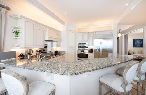 Seven Mile Beach Condo | SeaBreeze #8: Luxe Condo on 7 Mile Beach w/Pool, Jacuzzi + Backyard Snorkeling