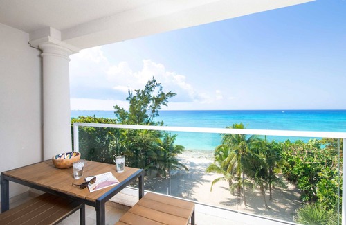 Seven Mile Beach Condo | SeaBreeze #8: Luxe Condo on 7 Mile Beach w/Pool, Jacuzzi + Backyard Snorkeling