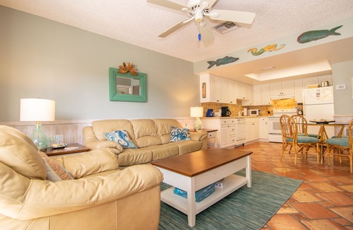 Holmes Beach Condo | Seabreeze Condo B Close to the beach, Pet Friendly, With A Pool.