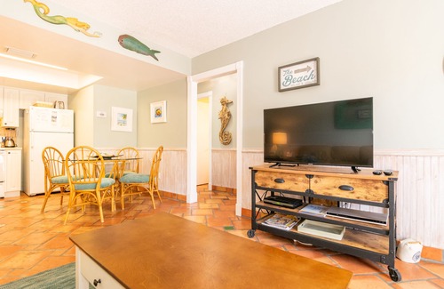 Holmes Beach Condo | Seabreeze Condo B Close to the beach, Pet Friendly, With A Pool.