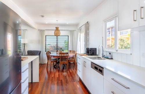 Meikleville Hill House | Seabreeze Cottage nestled in Meikleville Hill!