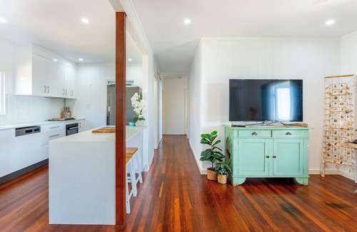Meikleville Hill House | Seabreeze Cottage nestled in Meikleville Hill!