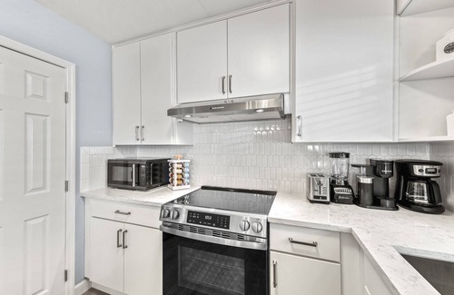 Saint Armands Key House | Seabreeze Serenity: Coastal Luxury Retreat with Pool & Spa Steps from Lido Beach & St. Armands
