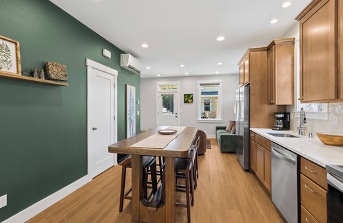 Pacific Beach House | Seabrook's A Tree House: Hot Tub and Dog-Friendly!