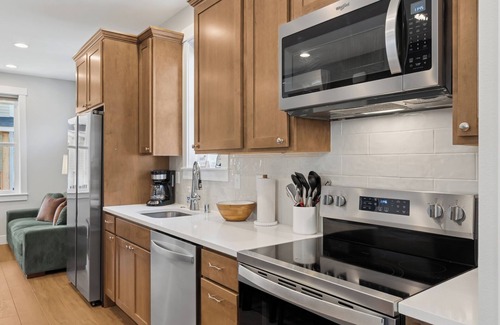 Pacific Beach House | Seabrook's A Tree House: Hot Tub and Dog-Friendly!