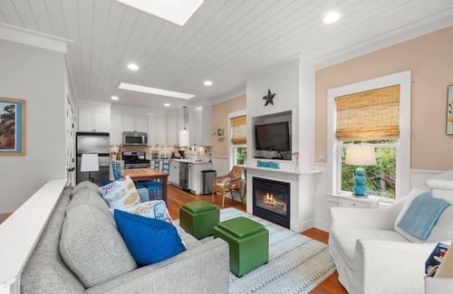 Seabrook House | Seabrook's Beachy Keen, a private hot tub