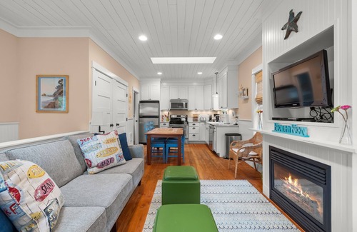 Seabrook House | Seabrook's Beachy Keen, a private hot tub