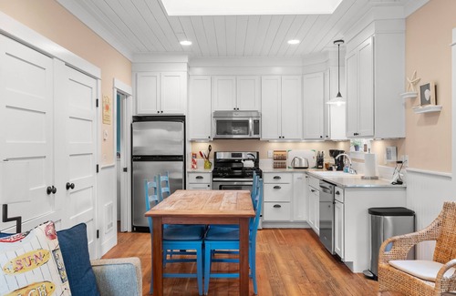 Seabrook House | Seabrook's Beachy Keen, a private hot tub