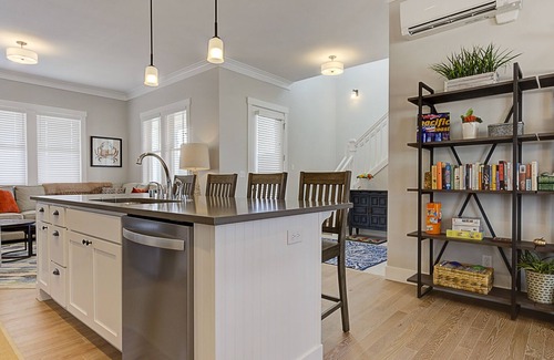 Seabrook House | Seabrook's Fog Lifter: Dog Friendly, Hot Tub!