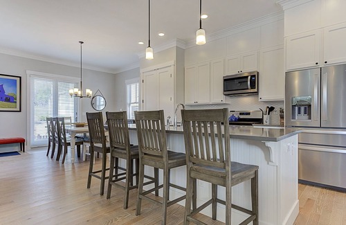 Seabrook House | Seabrook's Fog Lifter: Dog Friendly, Hot Tub!