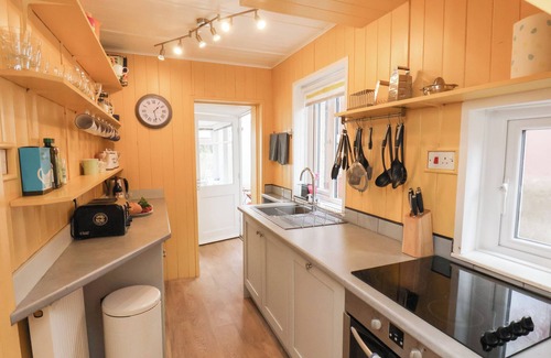 Sandsend Cottage | SEACLIFF COTTAGE, pet friendly, with open fire in Sandsend