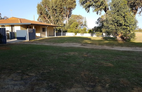 Leeman House | "Seaclusion" - Fully renovated 4 bedroom house