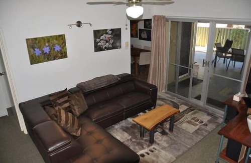 Leeman House | "Seaclusion" - Fully renovated 4 bedroom house