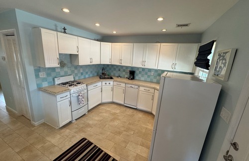 Lavallette Cottage | Seacrest Beach - Lavallette - Cottage A - One Block to Beach!