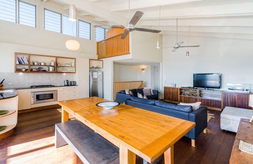Yamba House | SeaCrest"Beautiful spacious pet friendly unit next to the ocean"