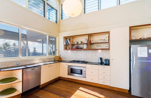 Yamba House | SeaCrest"Beautiful spacious pet friendly unit next to the ocean"