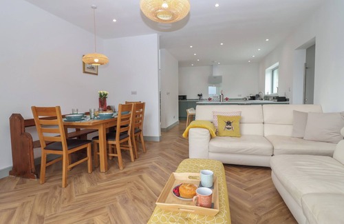 Torquay Cottage | SEACROFT, pet friendly, with a garden in Torquay