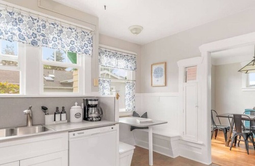 Poulsbo House | Seafarer Cottage - Bay Views in Downtown Poulsbo