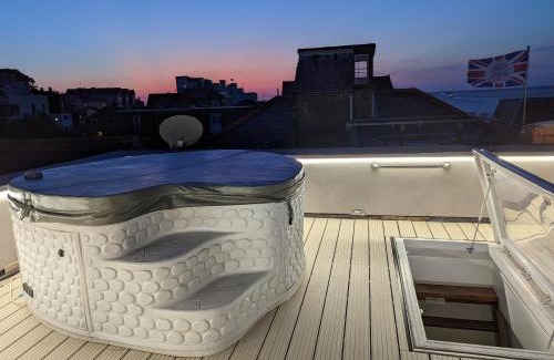 Cowes House | Seafarer's View - 6 bedroom townhouse in Cowes, parking & seaviews.