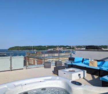 Cowes House | Seafarer's View - 6 bedroom townhouse in Cowes, parking & seaviews.