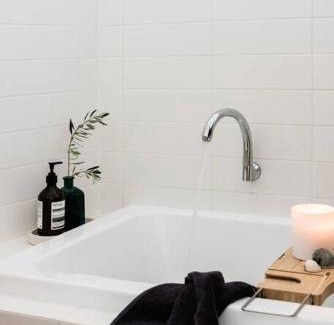 Middleton House | Seafarers Lodge, your seaside surf haven, pup friendly